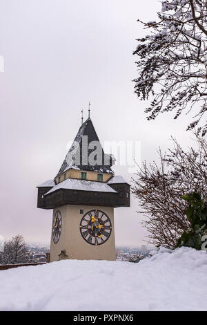 Sehenswürdigkeiten Uhrturm auf dem Hügel Schlossberg in Graz an einem verschneiten Wintertag Stockfoto