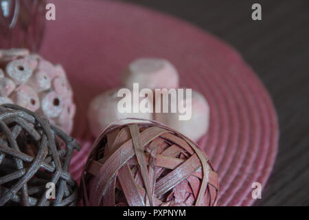 Bunte Dekoration für den Herbst oder Winter. Vintage Dekoration. Rose und violetten Farbtönen. Dunklen hölzernen Tisch Dekoration. Kopieren Sie Platz für Text Stockfoto