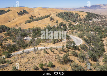 Kurvenreiche Straße führt durch die Hügel von bewaldeten Wildnis im Süden Kaliforniens. Stockfoto