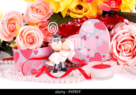 Bunte Rosen, Braut und Verlobten, Kerze und Geschenk-Box Nahaufnahme Bild. Stockfoto