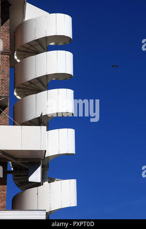 Im modernen weißen Wendeltreppe mit blauer Himmel Stockfoto