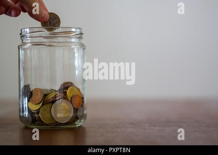 Hand Geld in Glas Glas mit kopieren. Konzept der Kapitalanlagen, Versicherungen, Sparpläne Stockfoto