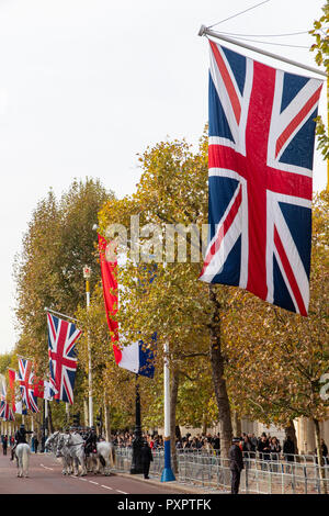 Mehrere niederländische und Union Fahnen schmücken die Mall für den Staatsbesuch des Königs und der Königin von Holland nach Großbritannien Stockfoto