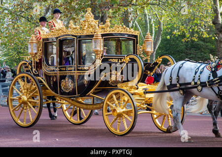 London, UK, 23. Oktober 2018, Ihre Majestät die Königin reist in einer goldenen Kutsche, die Mall während der niederländischen Royals, König Willem-Alexander und Königin Máxi Stockfoto