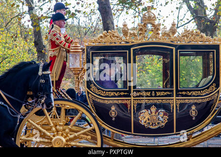 London, UK, 23. Oktober 2018, Ihre Majestät die Königin reist in einer goldenen Kutsche, die Mall während der niederländischen Royals, König Willem-Alexander und Königin Máxi Stockfoto