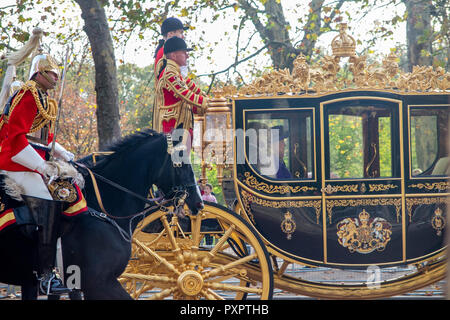London, UK, 23. Oktober 2018, Ihre Majestät die Königin reist in einer goldenen Kutsche, die Mall für die niederländischen Royals, König Willem-Alexander und Máxima Stockfoto