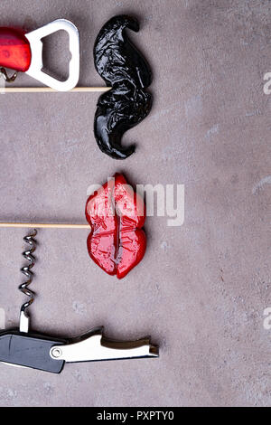 Happy Valentine's Day Konzept mit roten Lippen, mann Schnurrbart, zwei Schrauben, amour Konzept, Valentines Tag liebe Bild, leere Platz für Beschriftungen Stockfoto