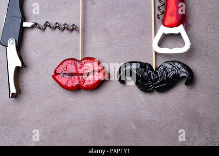 Happy Valentine's Day Konzept mit roten Lippen, mann Schnurrbart, zwei Schrauben, amour Konzept, Valentines Tag liebe Bild, leere Platz für Beschriftungen Stockfoto