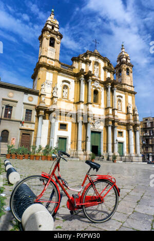 Ansicht des Heiligen Domenico Kirche und Fahrrad im historischen Zentrum von San Domenico Platz in Palermo, Italien. Stockfoto