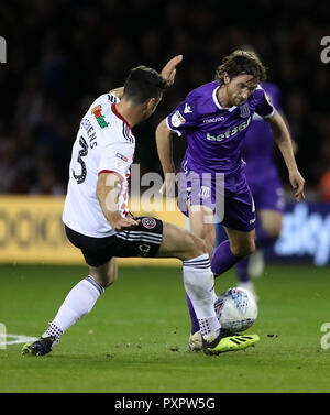 Stoke City Joe Allen (rechts) und von Sheffield United Enda Stevens Kampf um den Ball in den Himmel Wette Meisterschaft Gleiches an Bramall Lane, Sheffield. Stockfoto