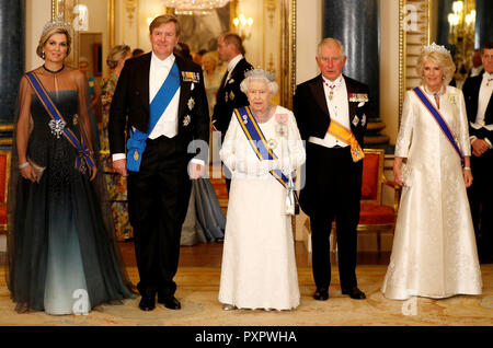 (Von links nach rechts) Königin Maxima und König Willem-Alexander der Niederlande, Königin Elizabeth II., Prinz von Wales und die Herzogin von Cornwall an einem Staatsbankett am Buckingham Palace in London, während ihres Staatsbesuchs in Großbritannien. Stockfoto