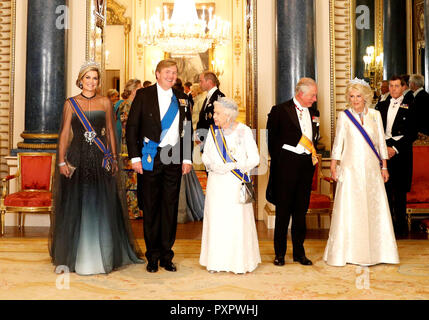 (Von links nach rechts) Königin Maxima und König Willem-Alexander der Niederlande, Königin Elizabeth II., Prinz von Wales und die Herzogin von Cornwall an einem Staatsbankett am Buckingham Palace in London, während ihres Staatsbesuchs in Großbritannien. Stockfoto