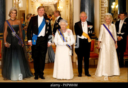 (Von links nach rechts) Königin Maxima und König Willem-Alexander der Niederlande, Königin Elizabeth II., Prinz von Wales und die Herzogin von Cornwall an einem Staatsbankett am Buckingham Palace in London, während ihres Staatsbesuchs in Großbritannien. Stockfoto