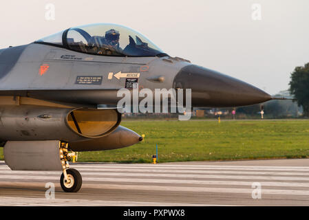 Ein General Dynamics F-16 Fighting Falcon fighter Jet der Royal Netherlands Air Force am Volkel Air Base. Stockfoto