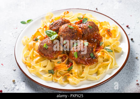 Hackfleischbällchen in Tomatensauce mit Pasta Tagliatelle. Stockfoto