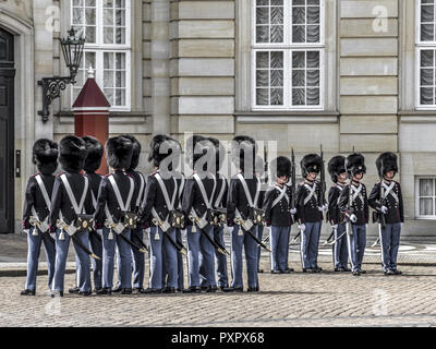 Königliche Leibgarde vor Amalienborg Palast, Kopenhagen, Dänemark, Europa Stockfoto