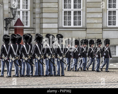 Königliche Leibgarde vor Amalienborg Palast, Kopenhagen, Dänemark, Europa Stockfoto