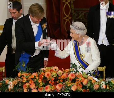 Königin Elizabeth II. einen Toast während eines Bankett für den Staatsbesuch von König und Königin Maxima Willem-Alexander der Niederlande, im Buckingham Palace, London. Stockfoto