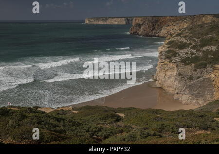 Klippen und Bucht am Kap St. Vincent, Cabo Sao Vicente, Algarve, Portugal Stockfoto