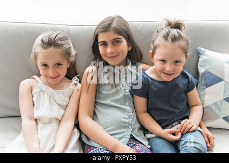 Beste Freunde Schwester Mädchen auf Sofa Spaß Stockfoto