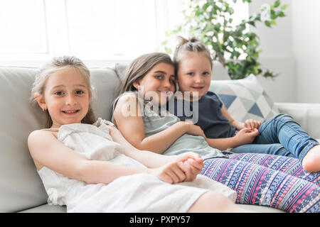 Beste Freunde Schwester Mädchen auf Sofa Spaß Stockfoto