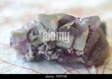 Natürlicher Violetter Kubischer Fluorit-Cluster. Purple Fluorit Naturkristall, schöne Fluorit für Gitter! Schützende, stabilisierende, erdende Hexerei. Stockfoto