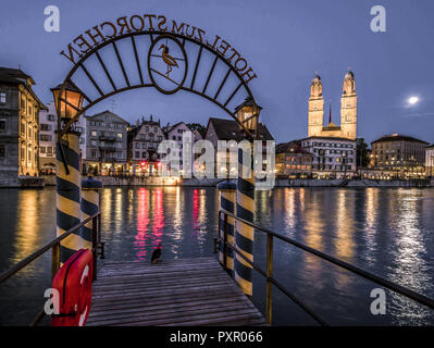 Limmatquai und Grossmünster in Zürich in der Nacht, Schweiz Stockfoto