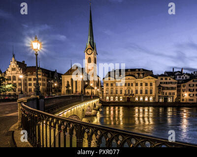 Frauenmunster Abbey und Stadthaus in Zürich bei Nacht, Schweiz, Europa Stockfoto