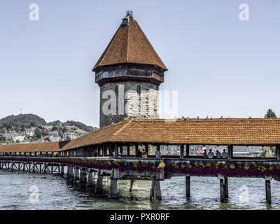 Kapellbrücke und Wasserturm in Luzern, Schweiz, Europa Stockfoto