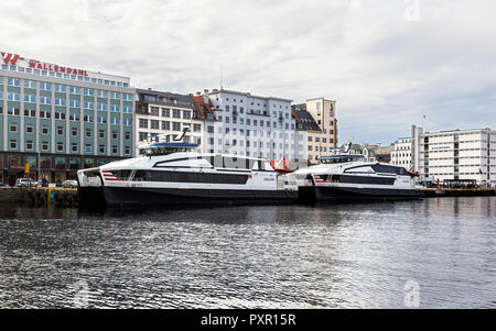 2 Katamarane Vingtor und Njord neben Strandkaien Kais im Hafen von Bergen, Norwegen Stockfoto