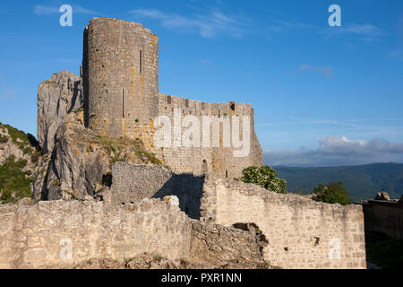 Mauern und Wälle der Katharer Château Peyrepertuse Frankreich Am frühen Morgen Sonnenschein Stockfoto