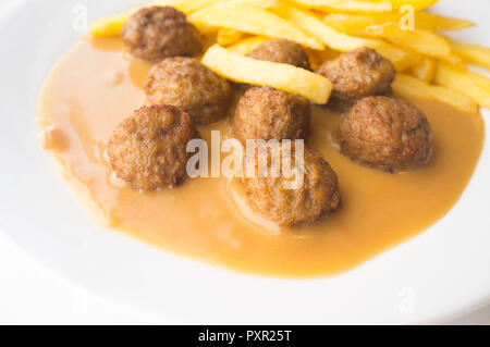 Berühmten schwedischen Fleischbällchen Platte auf Soße mit Pommes frites. Overhead shot Stockfoto