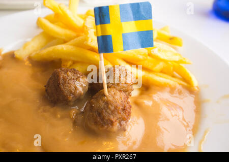 Berühmten schwedischen Fleischbällchen Platte auf Soße mit Pommes frites. Schweden Flagge Stockfoto