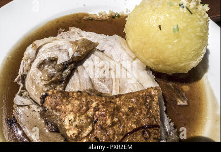 Bayerischer Schweinebraten mit Knistern und Knödel Stockfoto