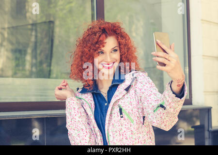 Frau eine selfie mit Smart Phone im Freien lächeln Stockfoto
