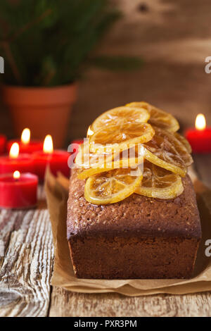 Zitronen Kuchen mit kandierten Zitronenscheiben auf Ghristmas festlichen Tisch Stockfoto