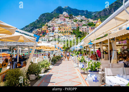 Restaurant Promenade Strand von Positano, Italien, farbenfrohes Bild perfekt Postkarte, Top Destinationen, Reise Konzept am besten Leben, Wohnen atemberaubende Leben Stockfoto