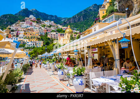 Restaurant Promenade Strand von Positano, Italien, farbenfrohes Bild perfekt Postkarte, Top Destinationen, Travel Concept Best Life, living the dream, Freude Stockfoto