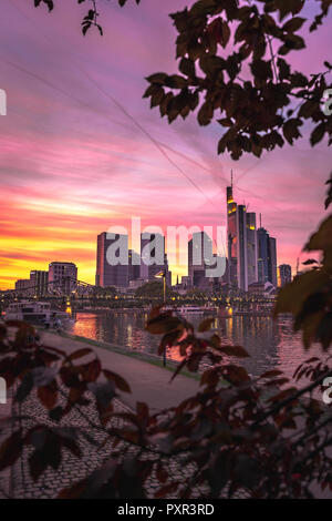 Frankfurter Skyline bei romantischer Abendstimmung Stockfoto