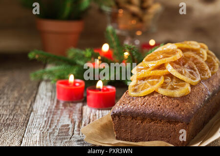 Zitronen Kuchen mit kandierten Zitronenscheiben auf Ghristmas festlichen Tisch Stockfoto