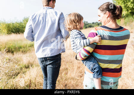 Happy Family wandern im Riverside an einem schönen Sommertag Stockfoto