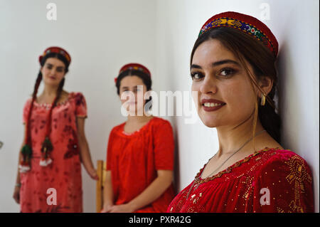 Junge Frauen aus der Region Pamir (Tadschikistan). Sie sind nizari ismaili. Stockfoto