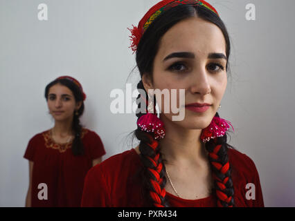 Junge Frauen aus der Region Pamir (Tadschikistan). Sie sind nizari ismaili. Stockfoto