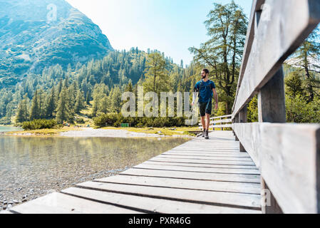 Österreich, Tirol, Wanderer am Seebensee Wandern am Boardwalk Stockfoto