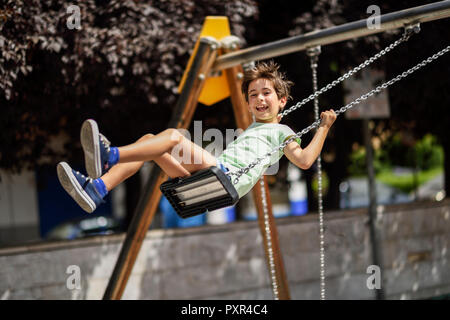 Portrait von glücklichen kleinen Mädchen Spaß haben auf einer Schaukel Stockfoto