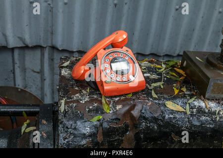 Eine alte, rot Retro Telefon aus der Haken an Eel Pie Insel, London, England, Großbritannien Stockfoto