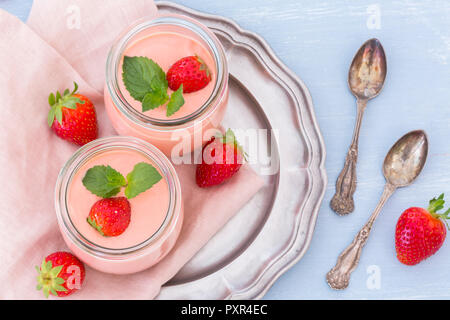 Zwei Gläser Erdbeer trifle mit mascarponecreme und Amarettini Stockfoto