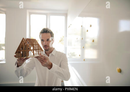 Reifen Geschäftsmann, wenn er sein Wissen mit jüngeren Kollegen Stockfoto