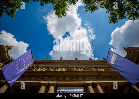 Frankfurt, Deutschland, 3. Juni 2018 - Low Angle View auf die Börse Frankfurt mit der Flagge von Europa und einen blauen bewölkten Himmel. Stockfoto