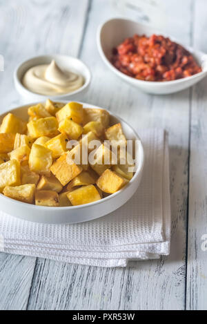Teil der Patatas Bravas mit Soßen Stockfoto